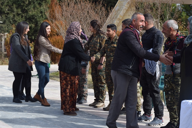 YPG ve YPJ Amûdê’de şehit aileleri ile bir araya geldi