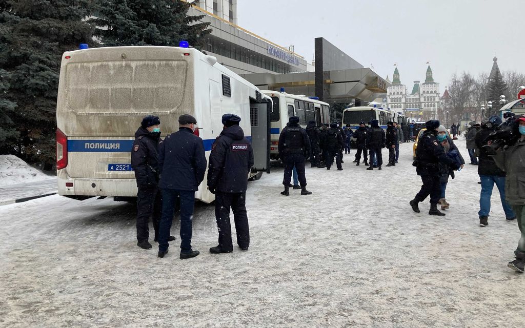 Rus polisi muhalifler tarafından düzenlenen forumda çok sayıda kişiyi gözaltına aldı