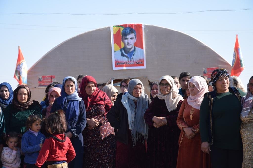 Kobanêliler Şehit Cesûr Axîn’in ailesine başsağlığı diledi