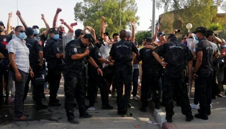 Tunus’ta İhvanlılar parlamentoya saldırı girişiminde bulundu