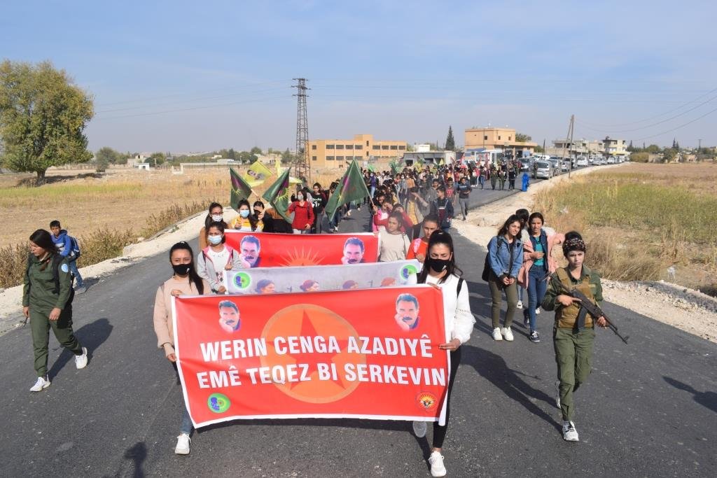 Kobanê’de kadınlar Türk devletinin saldırılarını ve KDP’nin ihanetini protesto etti