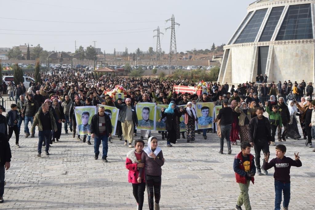 Kobanêliler tek yürek olup 2 şehidini uğurladı