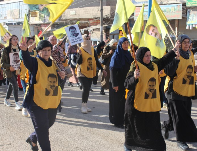 Halk, Önder Abdullah Öcalan’ın durumunu öğrenmek için alanlara çıktı