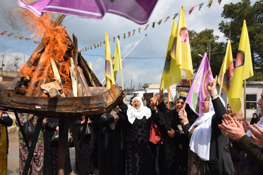 Şehit anneleri Newroz ateşini yaktı