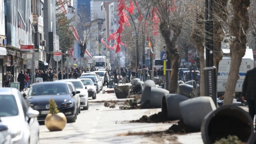 Wan’da halk direnişe geçti: Yollar trafiğe kapatıldı