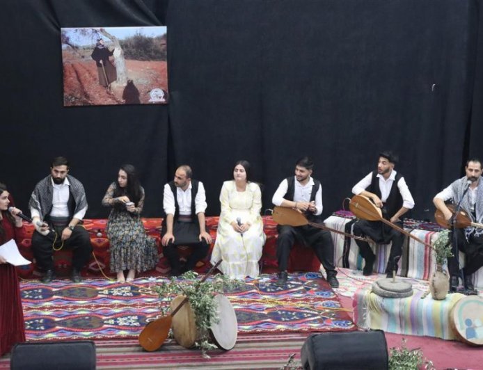 Efrîn folkloruyla ilgili sıra gecesi etkinliği