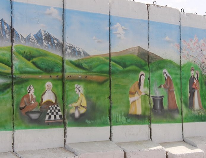 Ressam Ehmed Salih Çilaxa'da duvarları resmediyor 