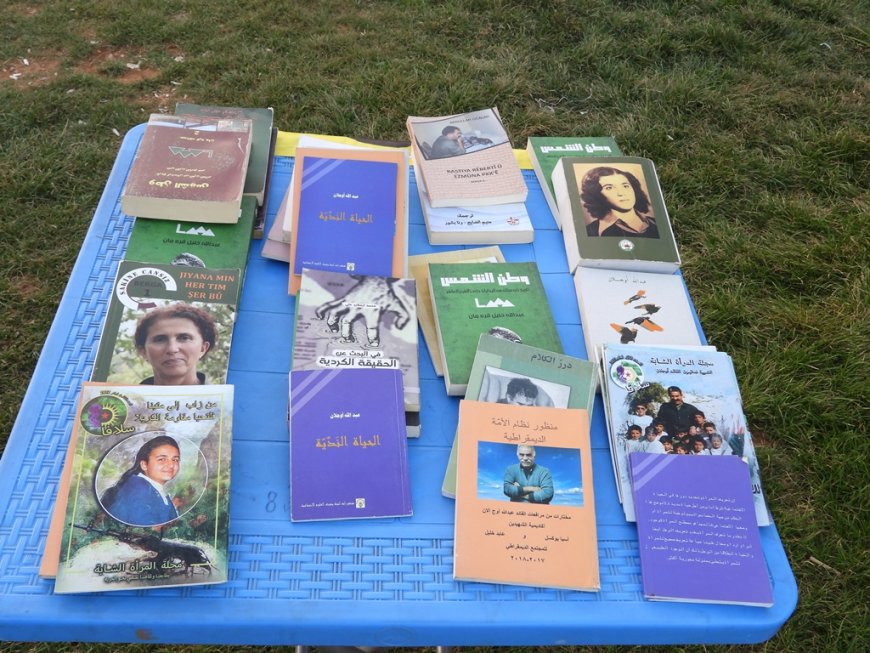 Tebqa’da Önder Abdullah Öcalan’ın kitap ve fotoğraf sergisi