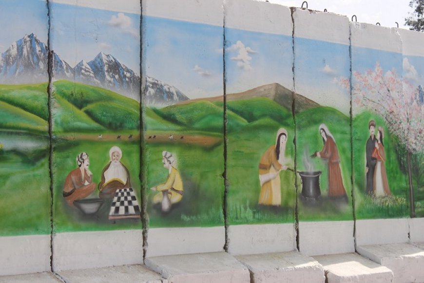 Ressam Ehmed Salih Çilaxa'da duvarları resmediyor