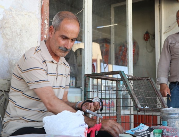 Efrîn’den göçertildikten sonra mesleğini Fafîn’de sürdürüyor