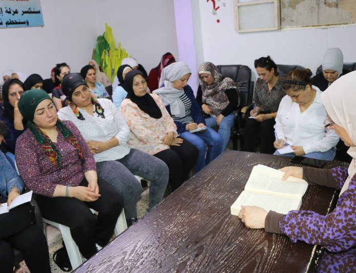 Şêxmeqsûd’da kadınlar Önder Abdullah Öcalan'ın kitaplarını okuyor