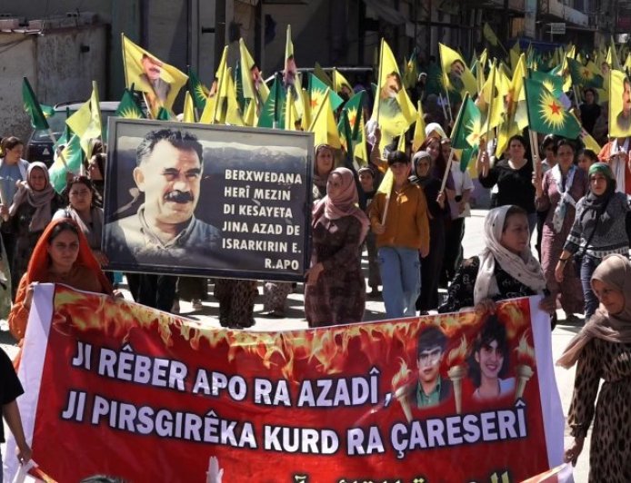 Dirbêsiyê halkı Önder Abdullah Öcalan’a yönelik tecride karşı yürüdü 