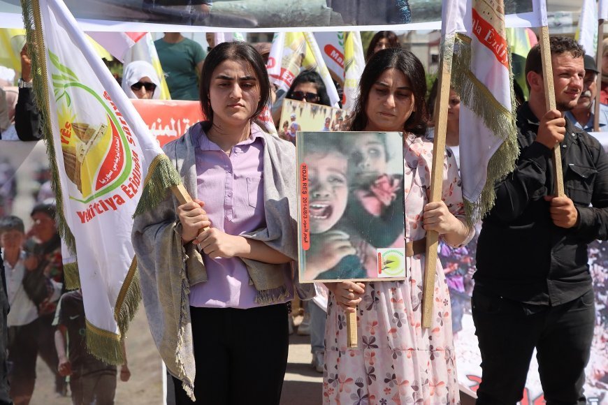 Çetelerden kurtarılan Êzidi kadınlar katliama karşı yürüyüşe katıldı