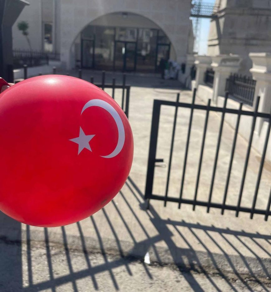 Başur’da çocuklara Türk bayraklı balon dağıtıldı: Aileler tepki gösterdi